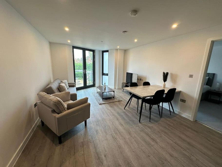 Stylish Central York Apartment Free Parking & Gym Экстерьер фото