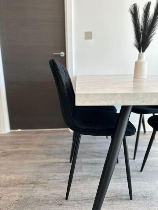 Stylish Central York Apartment Free Parking & Gym Экстерьер фото