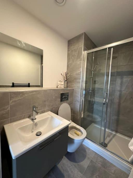 Stylish Central York Apartment Free Parking & Gym Экстерьер фото